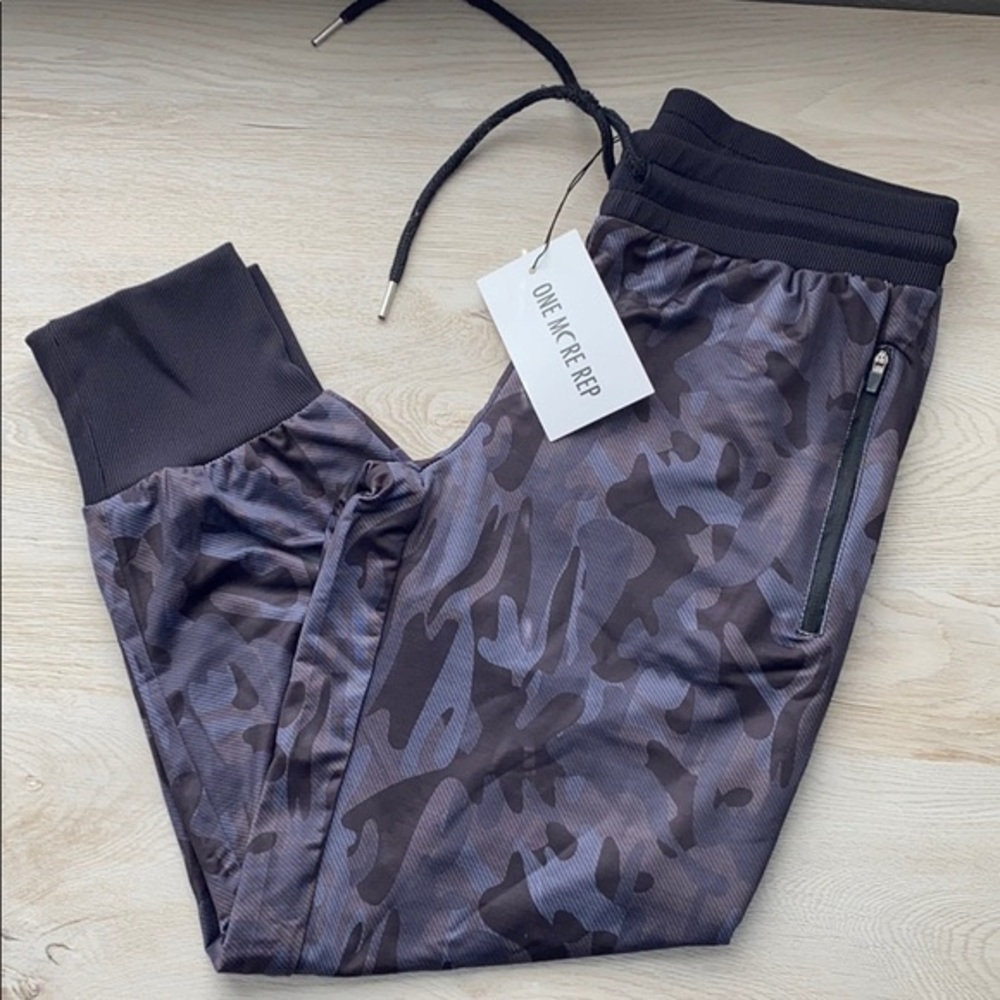Zyia camo jogger crops